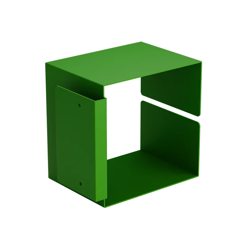 Ein moderner, grüner Metallwürfel mit offener Vorderseite und seitlichem Ausschnitt, der ein minimalistisches Design präsentiert.