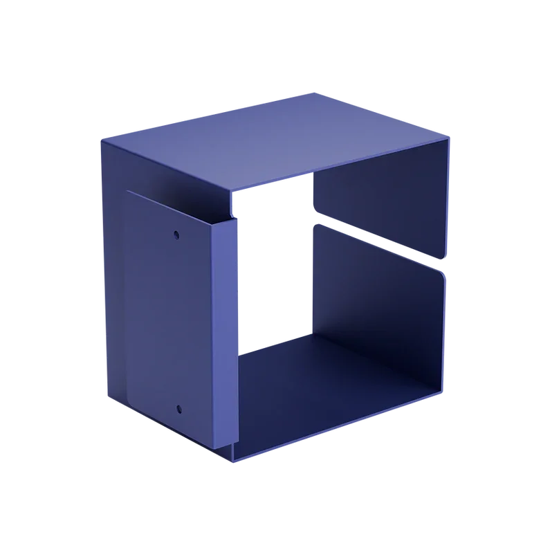 Ein modernes, kubisches Regal aus blauem Metall mit einem einzigartigen offenen Design, bei dem eine Seite teilweise zur Präsentation im Regal ausgeschnitten ist.