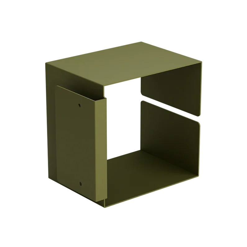 Olivgrünes Würfelregal aus Metall mit offenem Design, zwei Seiten und einer Oberseite, ideal für moderne Aufbewahrungslösungen.