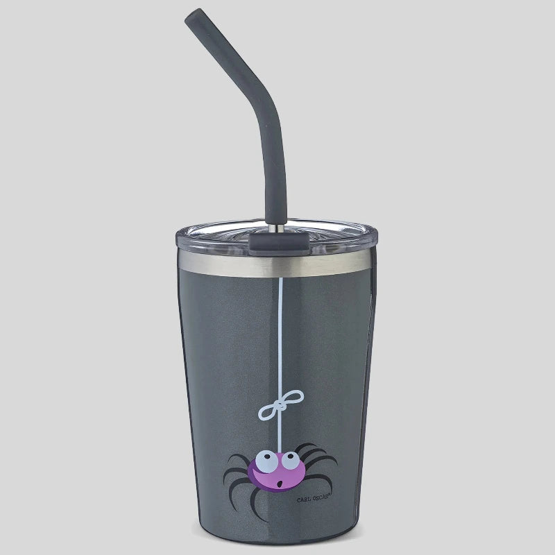 Ein grauer Becher mit einer lila Spinnengrafik, einem schwarzen Strohhalm und einem metallischen Deckel, der Spaß macht und funktional ist.