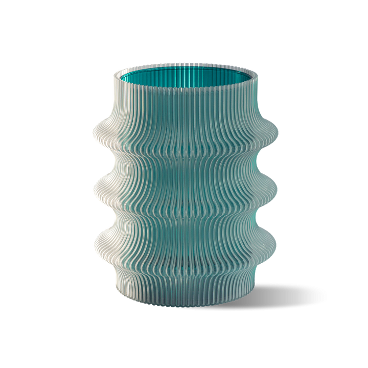 Eine moderne Vase mit wellenförmiger Textur in durchscheinendem Aquamarin und klaren Tönen mit einem einzigartigen skulpturalen Design.
