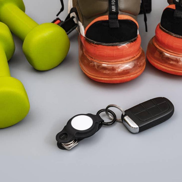 Schlüsselanhänger auf grauem Hintergrund