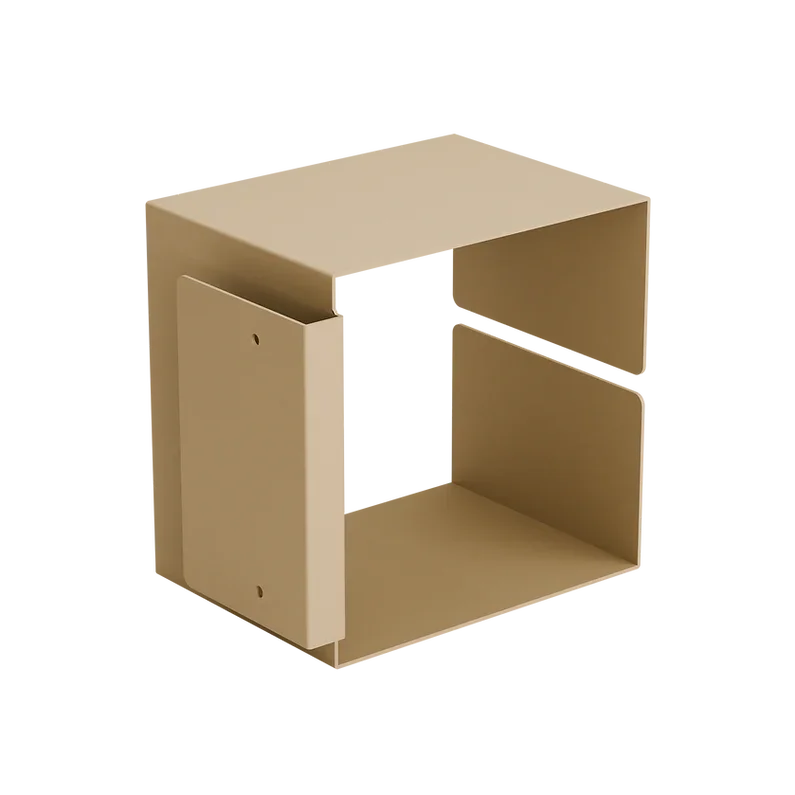 Ein minimalistisches, beigefarbenes Metallregal mit offenen Seiten und quadratischer Form, ideal für eine moderne Wohneinrichtung oder den Einsatz im Büro.