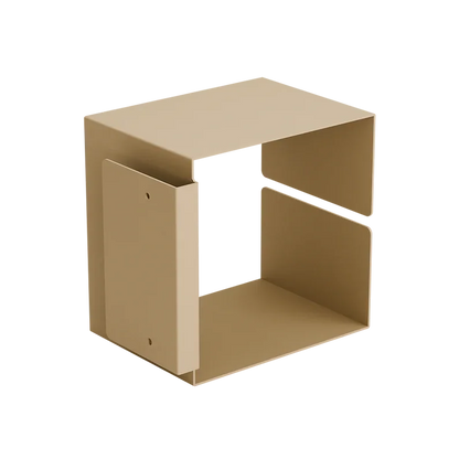 Ein minimalistisches, beigefarbenes Metallregal mit offenen Seiten und quadratischer Form, ideal für eine moderne Wohneinrichtung oder den Einsatz im Büro.