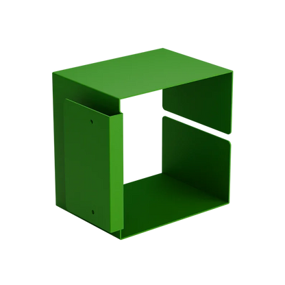 Ein moderner, grüner Metallwürfel mit offener Vorderseite und seitlichem Ausschnitt, der ein minimalistisches Design präsentiert.