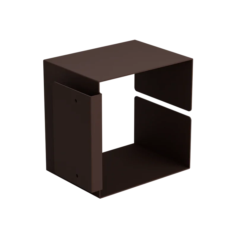 Kubisches, minimalistisches Regal aus dunkelbraunem Metall mit offenem Design und ausgeschnittenen Seiten zum Präsentieren und Aufbewahren.