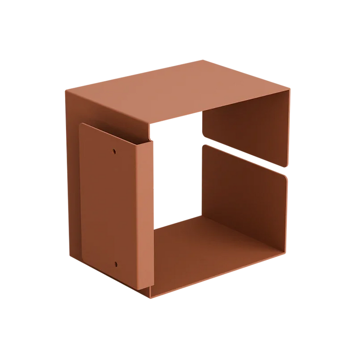 Ein modernes braunes, würfelförmiges Regal mit offener Vorder- und Seitenseite, das für minimalistische Aufbewahrung oder Präsentation konzipiert ist.