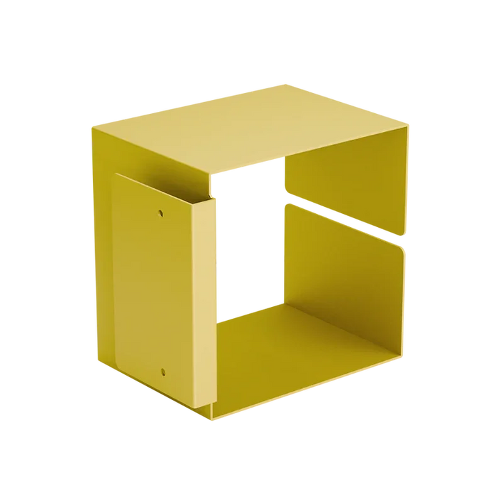 Ein modernes, gelbes, würfelförmiges Regal aus Metall mit offener Vorder- und Seitenseite, das für minimalistische Präsentation und Aufbewahrung konzipiert ist.
