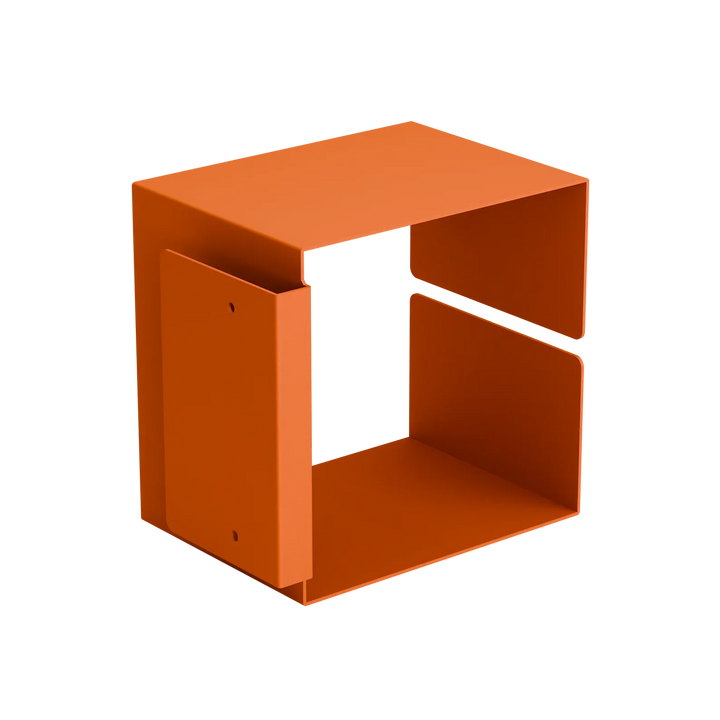 Ein moderner, orangefarbener Metallwürfel mit offener Mitte und ausgeschnittenen Seiten, der minimalistisches Design und Funktionalität betont.