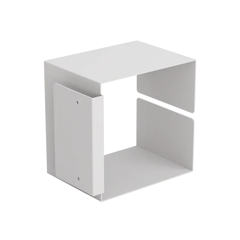 Ein minimalistisches, offenes, weißes, würfelförmiges Regal mit zwei vertikalen Seitenteilen und einer flachen Oberseite zur Präsentation oder Aufbewahrung.