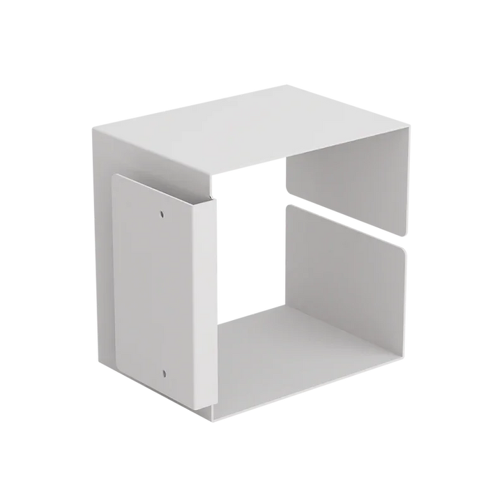 Ein minimalistisches, offenes, weißes, würfelförmiges Regal mit zwei vertikalen Seitenteilen und einer flachen Oberseite zur Präsentation oder Aufbewahrung.