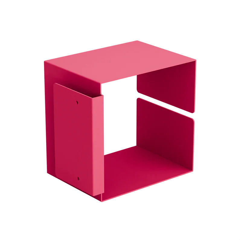 Leuchtend rosafarbenes geometrisches Regal aus Metall mit offenem Würfeldesign und ausgeschnittenen Seiten zur stilvollen Aufbewahrung oder Präsentation.