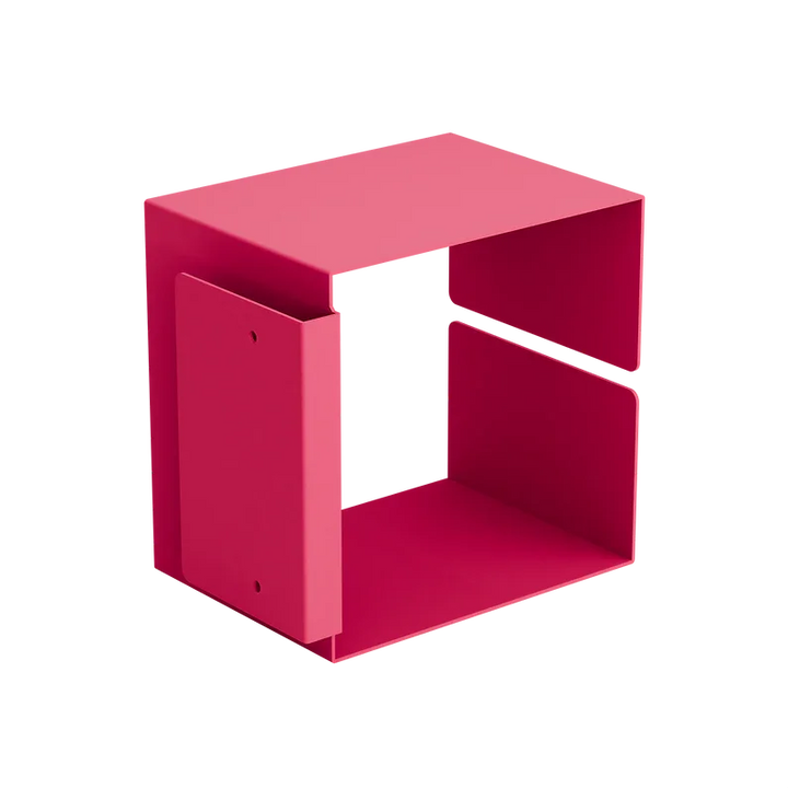 Leuchtend rosafarbenes geometrisches Regal aus Metall mit offenem Würfeldesign und ausgeschnittenen Seiten zur stilvollen Aufbewahrung oder Präsentation.