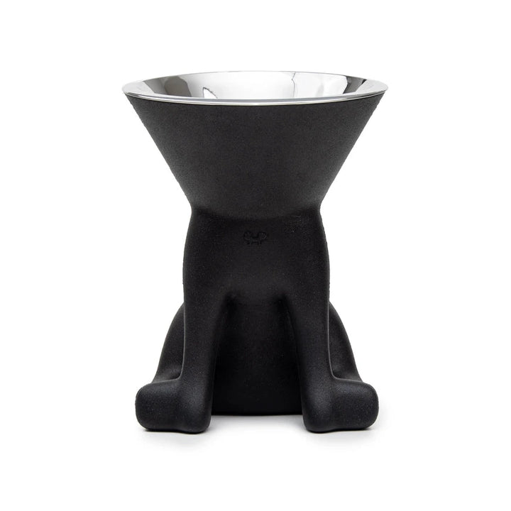 Schwarzer, hundeförmiger Napf mit einer glänzenden silbernen Schale obenauf. Ein Produkt mit verspielter Ästhetik.