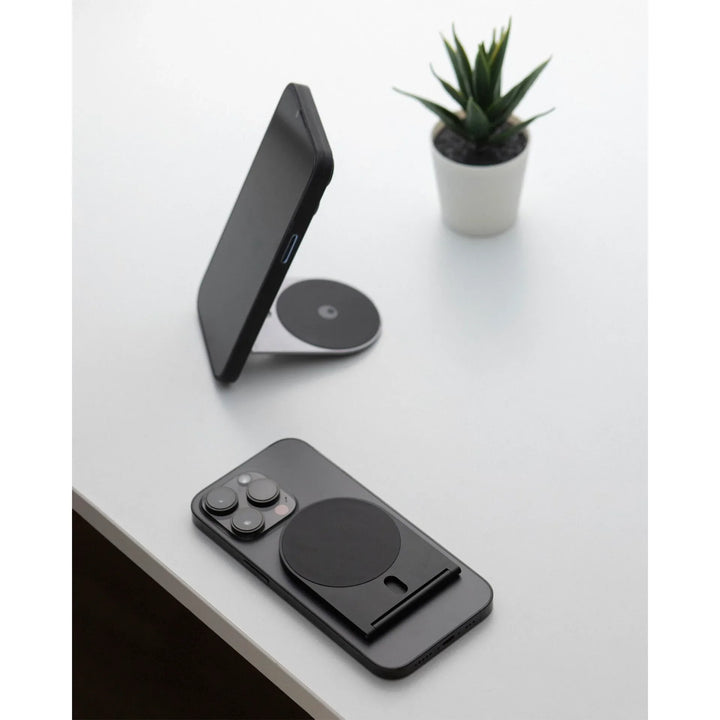 Edge Pro Handyhalterung mit Smartphone auf Schreibtisch, moderne minimalistische Optik, kleine Pflanze