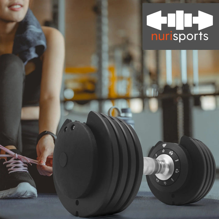 nurisports Hantelset mit verstellbarer Kurzhantel im Fitnessstudio neben Sportlerin
