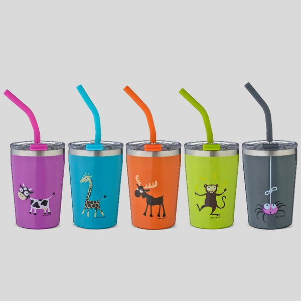 Fünf bunte Kinderbecher mit lustigen Tiermotiven und Strohhalmen: Kuh, Giraffe, Elch, Affe und Spinne auf neutralem Hintergrund.
