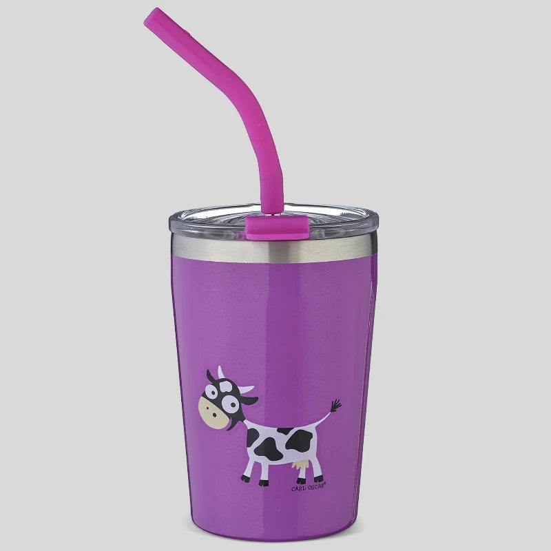 Lila Becher mit Kuh-Illustration und rosa Strohhalm, Edelstahlrand und transparentem Deckel. Lustiges und verspieltes Design.